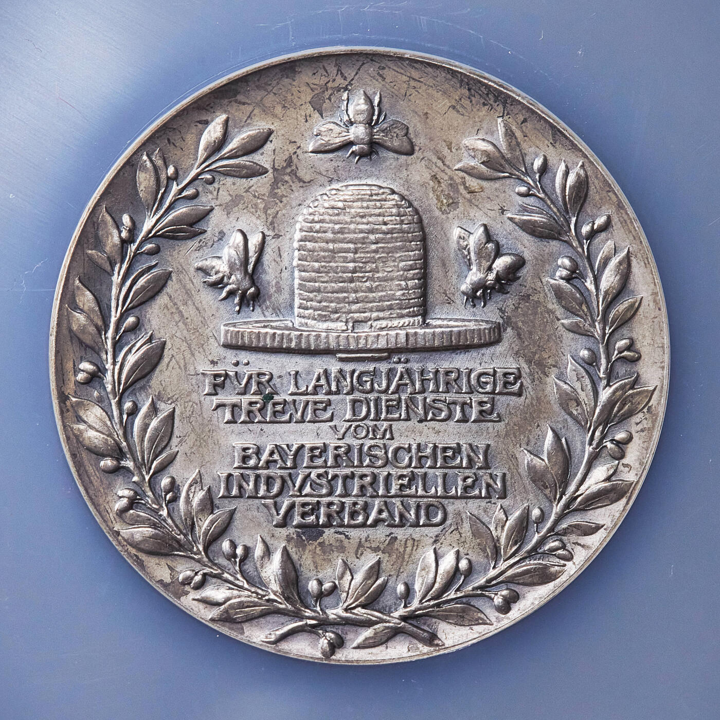 【俄甄集藏】2026年(050)04-01星期三 晚 19:30 全场包邮 德国巴伐利亚19世纪工业女神与蜂房造像工业家协会忠诚服务大银章，NGC MS63，雕刻家海因里希·瓦德雷作品，设计精美，原味老包浆，直径：50mm，少见品种