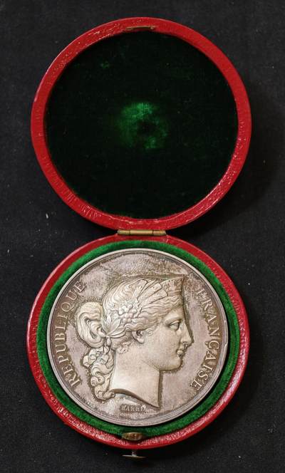 “方寸甄品”甄品场，甄臻铺-世界币章拍卖（第57期，直播拍卖），送拍享返佣金等优惠多多 - 1876年法国农业与商业部颁发的纪念银章，直径50.7毫米，重65.2克，蜜蜂边铭。正面是法国共和女神头像，背面环绕花环装饰，刻有"LE PUY 1876 MEMBRE DU JURY"字样。原装红色皮质外盒，几乎保持出厂状态