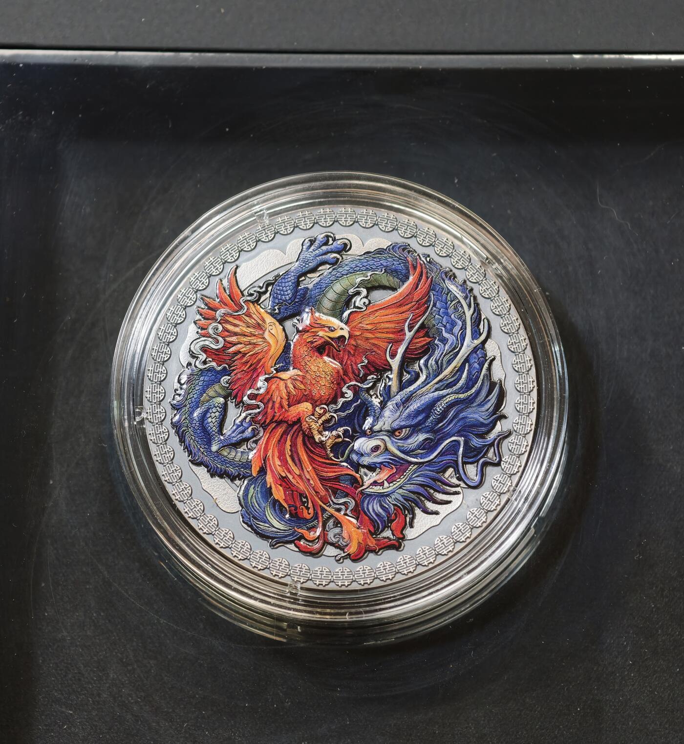 “方寸甄品”甄品场，甄臻铺-世界币章拍卖（第57期，直播拍卖），送拍享返佣金等优惠多多 2021年加纳50克仿古精制银币，高浮雕彩色中国龙凤，女王头像围绕中文双喜，寓意极好，仅发行888枚，盒证齐全