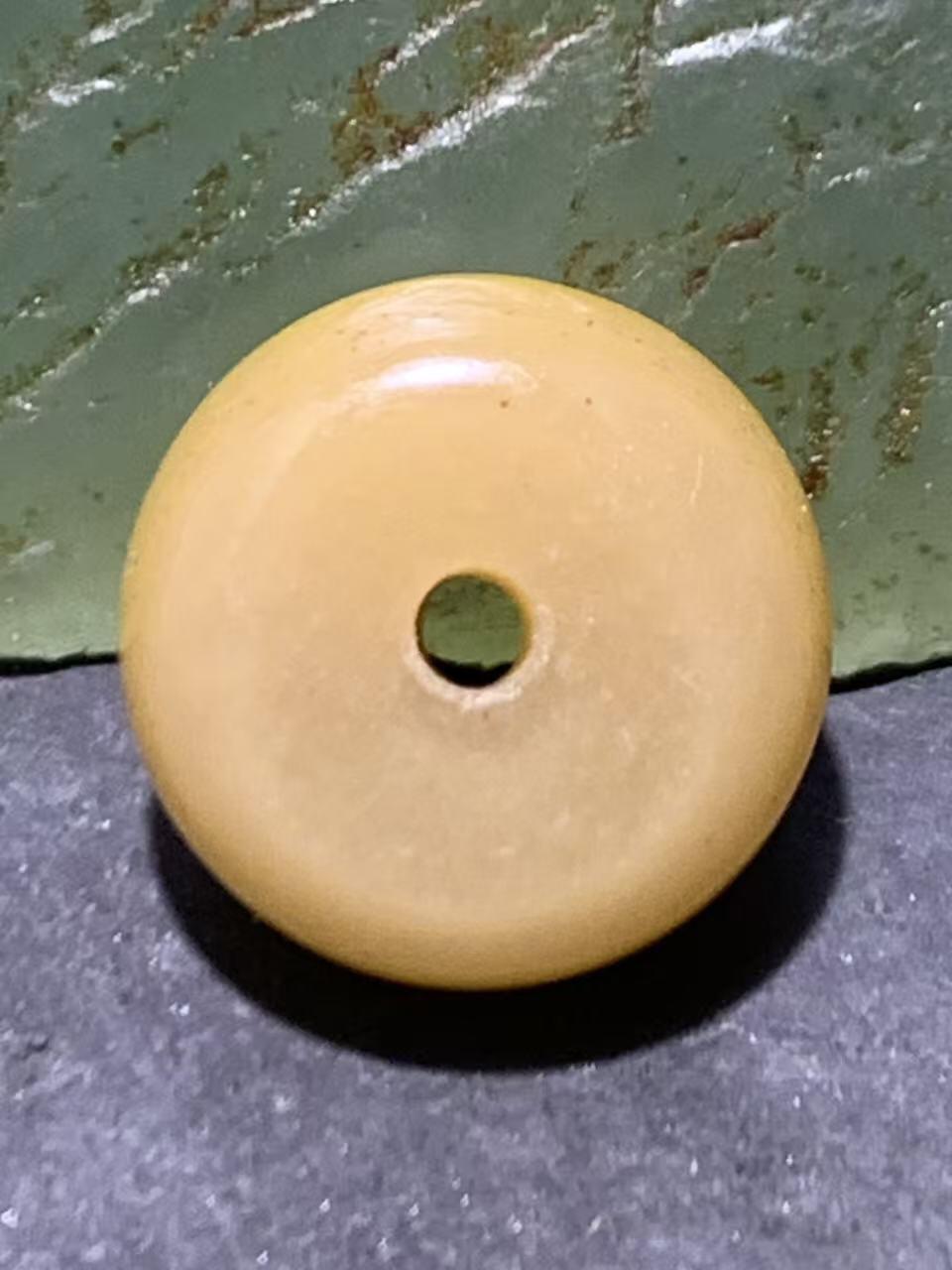 精美蒙料鸡油黄冻料战国红玛瑙随形算盘珠一个