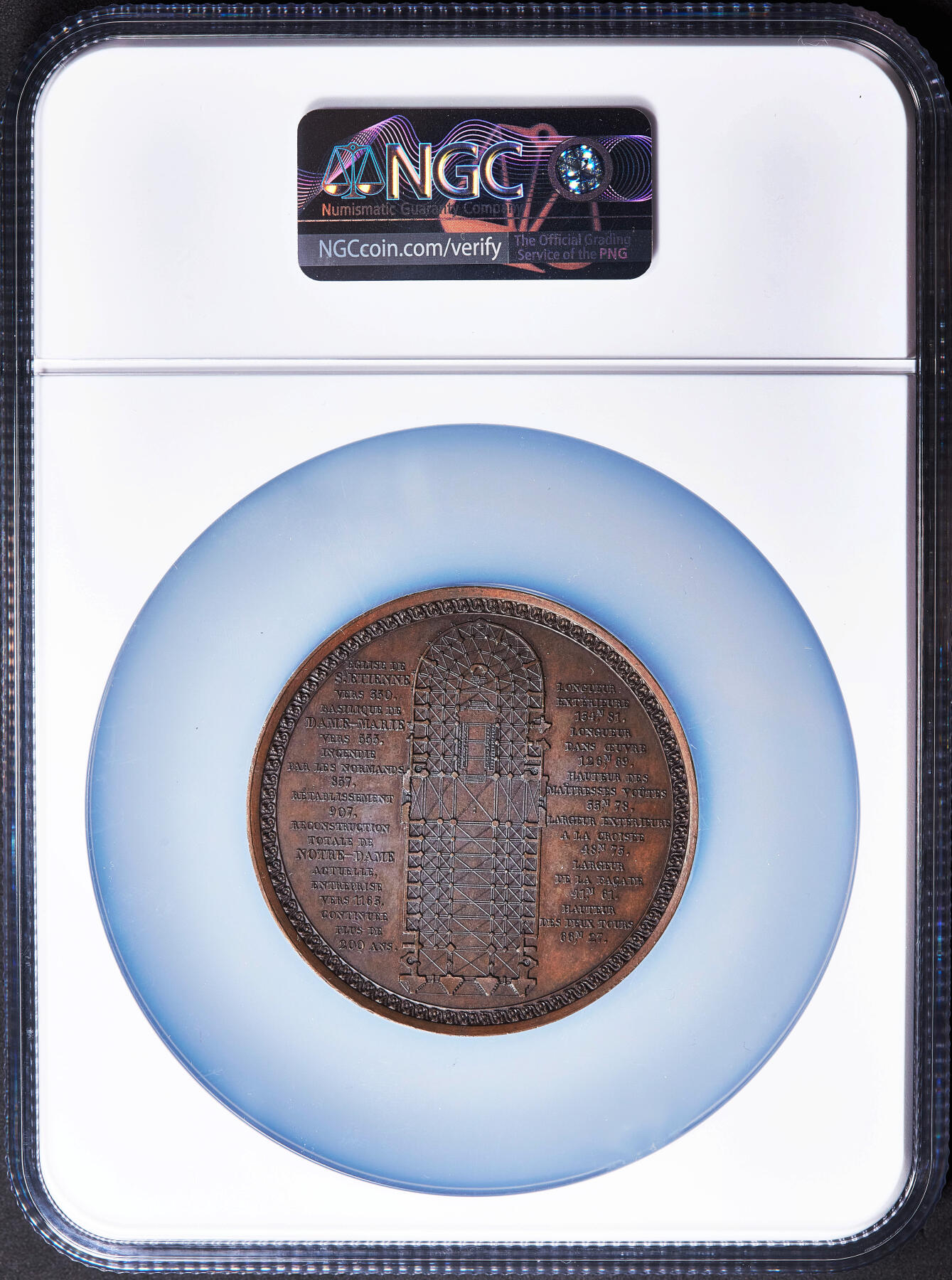【俄甄集藏】2026年(050)04-01星期三 晚 19:30 全场包邮 法国1842年巴黎圣母院教堂纪念大铜章，NGC MS64，展示了巴黎圣母院正面与剖面的哥特式建筑风格，巧克力包浆，设计精美，稀有品种