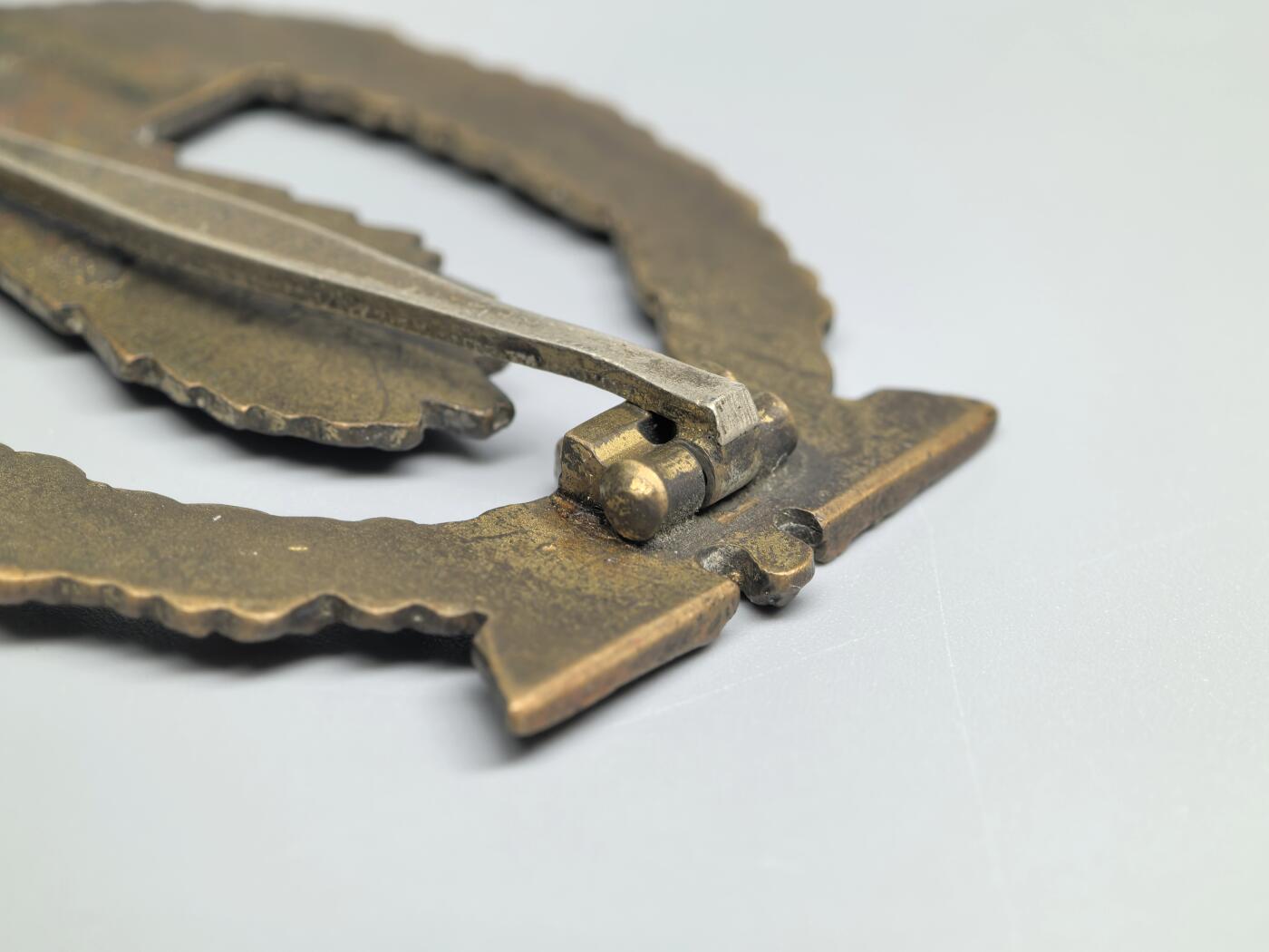 小驴勋章奖章收藏3月28日周六晚六点拍卖（珍爱和平，收藏战争，铭记历史，勿忘国耻，忠党爱国。有偿代拍，送拍规则在简介最后，参拍须阅读规则后再参拍，关系到运费包装发货时效真假辨别等关键信息，拍卖时不再发原图，看大图店主微信码在拍卖店铺介绍里） 得三海军扫雷奖章，铜合金镀金，钩损