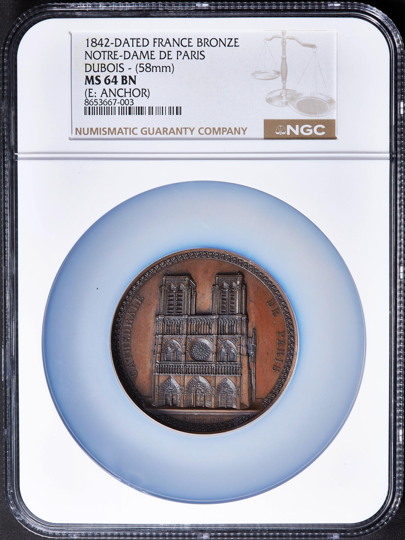 【俄甄集藏】2026年(050)04-01星期三 晚 19:30 全场包邮 法国1842年巴黎圣母院教堂纪念大铜章，NGC MS64，展示了巴黎圣母院正面与剖面的哥特式建筑风格，巧克力包浆，设计精美，稀有品种