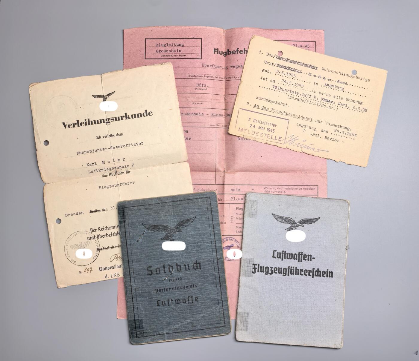 小驴勋章奖章收藏3月28日周六晚六点拍卖（珍爱和平，收藏战争，铭记历史，勿忘国耻，忠党爱国。有偿代拍，送拍规则在简介最后，参拍须阅读规则后再参拍，关系到运费包装发货时效真假辨别等关键信息，拍卖时不再发原图，看大图店主微信码在拍卖店铺介绍里） 赫尔曼戈林伞兵装甲师列兵士兵证，证书一组