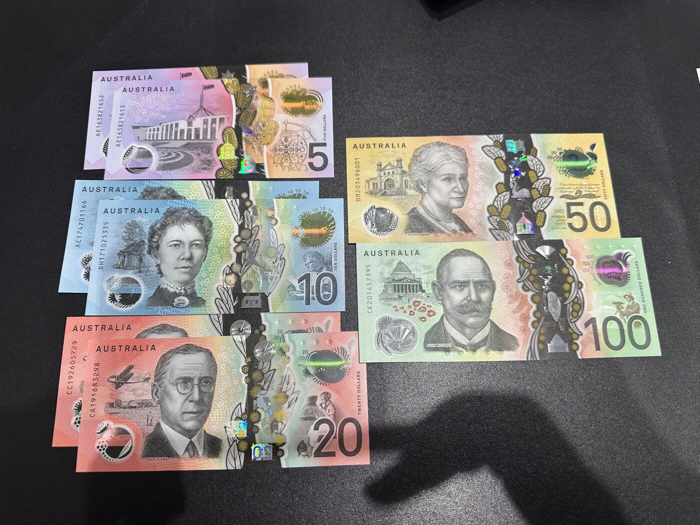 《外钞收藏家》第六百二十一期（精选场）（长期征集拍品、欢迎藏友们联系合作） 澳大利亚最新版5-100澳元（5、10、20分别有两张）8张一起 全新全新UNC