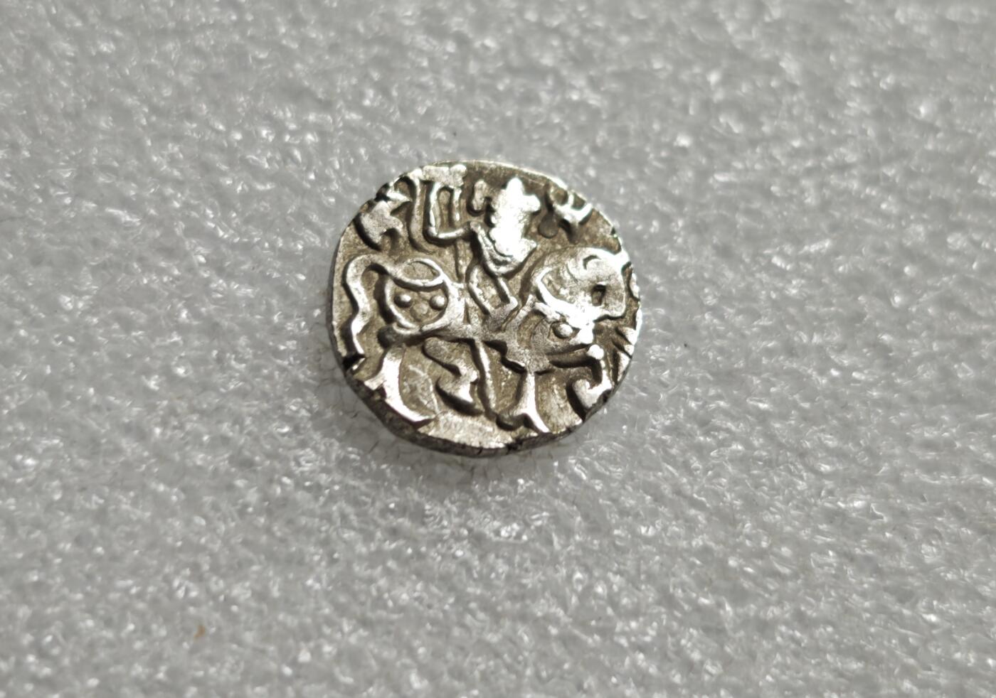 瓶子🏺第234期拍卖会  突厥沙希王朝（Turk Shahi，约公元650–850年）的打制银币，俗称“牛瘤骑士币”，是古代阿富汗与北印度地区的标志性货币，见证了中亚游牧文明与印度本土文化的深度融合