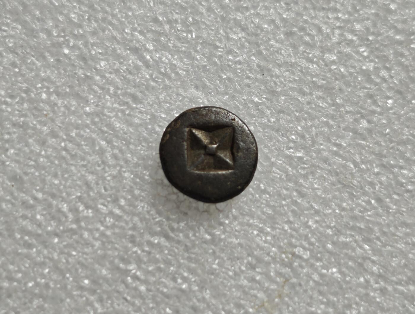 瓶子🏺第234期拍卖会  三佛齐（室利佛逝）檀香花打制银币 东南亚海上丝路核心王朝，无传统方孔钱，以打制金银/银锭/小银币为贸易媒介；檀香是核心出口商品，故以四瓣檀香花为官方戳记/币面主图