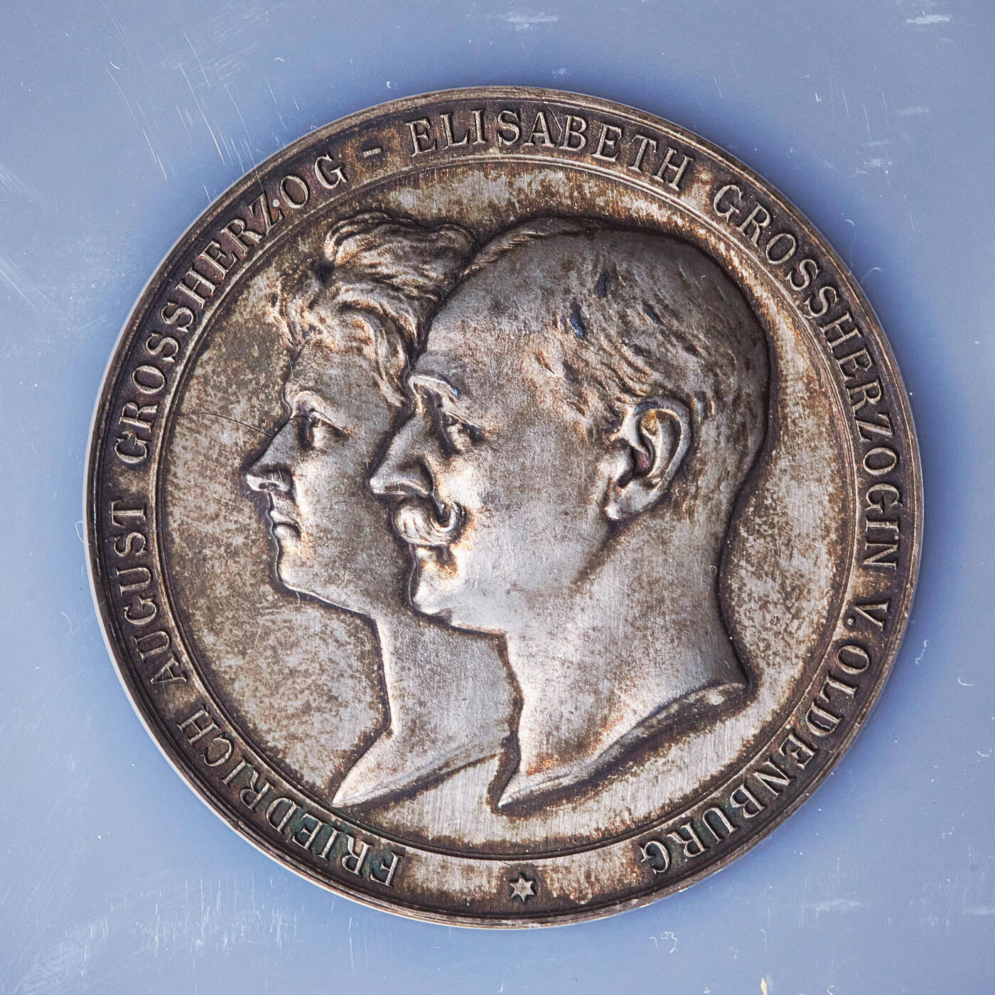 【俄甄集藏】2026年(050)04-01星期三 晚 19:30 全场包邮 德国奥尔登堡1904年弗里德里希·奥古斯特大公与普鲁士公主伊丽莎白金婚纪念大银章，NGC UNCD，直径：51mm，五彩包浆，名誉品种，背面为《诗篇》铭文