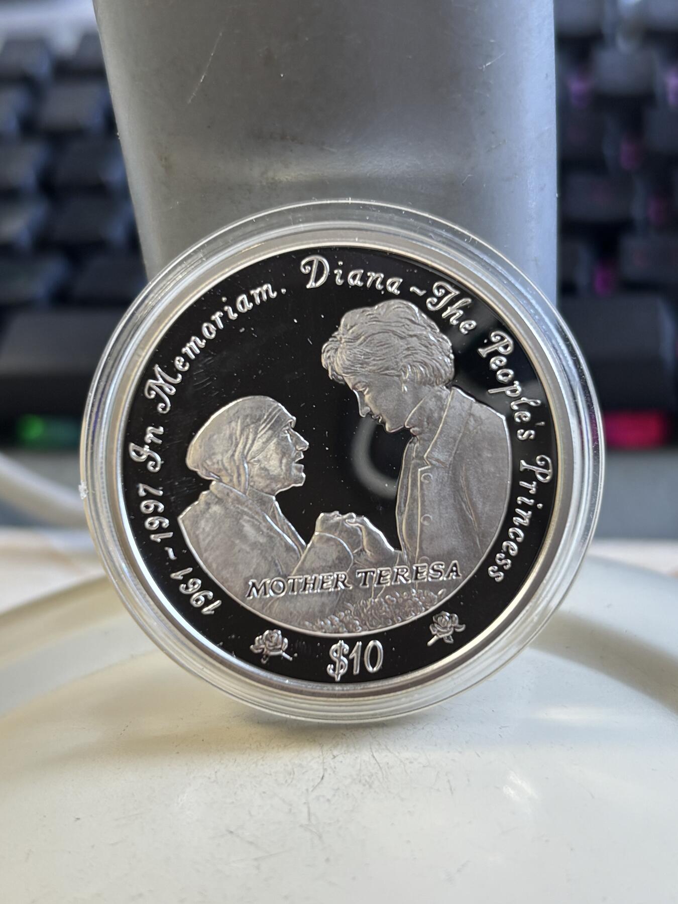 第195期拍卖 获奖塞拉利昂1997年戴安娜和特雷莎1盎司纪念银币，925银，发行10000枚，获1999年度克劳斯最富激情币大奖，