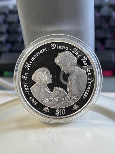 第195期拍卖 - 获奖塞拉利昂1997年戴安娜和特雷莎1盎司纪念银币，925银，发行10000枚，获1999年度克劳斯最富激情币大奖，