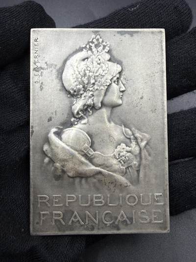 「木头集藏」“春启藏心”——章牌精品专场 -  S.E. Vernier～1924年法国巴黎学校基金会医疗服务银奖章，尺寸：73 × 49 mm，120.8 g，边铭：丰饶角 2 ARGENT，法国学校互助基金会，负责为学生与教师提供医疗、教育补贴等公益服务，这枚奖励予特乌莱-吕济耶医生（Dr. Theulet-Luzié）是巴黎第19区诊疗所的医生，在1910–1924年间为当地学校与社区提供医疗服务，品相很不错。