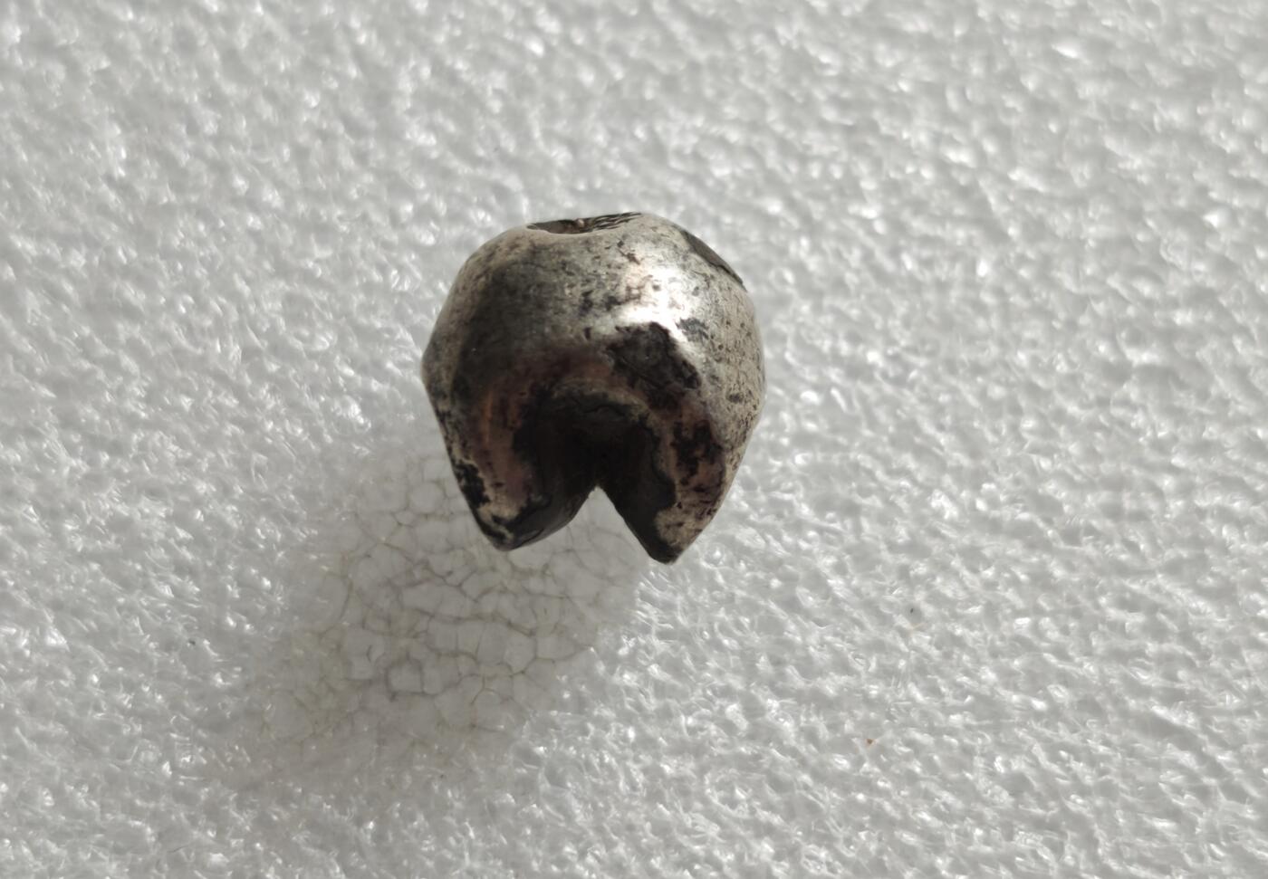 瓶子🏺第234期拍卖会  泰国拉玛王朝的“屁股银锭”（子弹银/尻川银）   这是暹罗（今泰国）拉玛王朝一世至五世（约1782–1910年）流通的小银锭，因外形酷似臀部，被民间俗称为“屁股银”“尻川银”，也叫“子弹银”