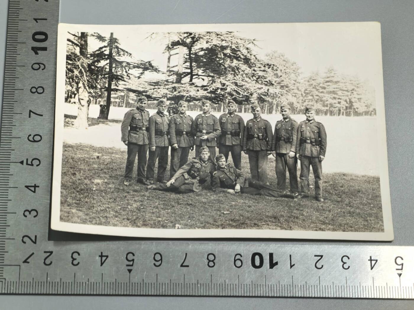 小驴勋章奖章收藏3月28日周六晚六点拍卖（珍爱和平，收藏战争，铭记历史，勿忘国耻，忠党爱国。有偿代拍，送拍规则在简介最后，参拍须阅读规则后再参拍，关系到运费包装发货时效真假辨别等关键信息，拍卖时不再发原图，看大图店主微信码在拍卖店铺介绍里） 树林前士兵合影