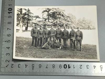 小驴勋章奖章收藏3月28日周六晚六点拍卖（珍爱和平，收藏战争，铭记历史，勿忘国耻，忠党爱国。有偿代拍，送拍规则在简介最后，参拍须阅读规则后再参拍，关系到运费包装发货时效真假辨别等关键信息，拍卖时不再发原图，看大图店主微信码在拍卖店铺介绍里） - 树林前士兵合影