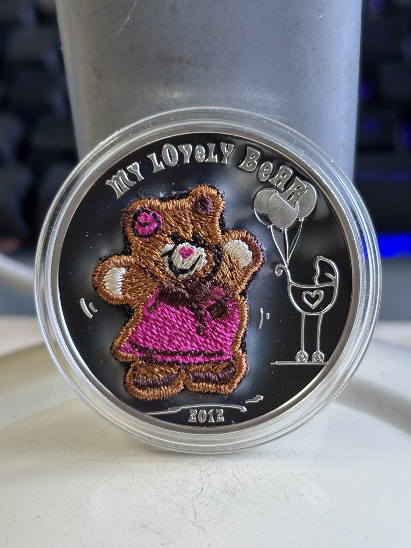 第195期拍卖 帕劳2012年（瑞士刺绣）幸福的小熊精制银币925银，20克 ，发行2012枚，有氧化