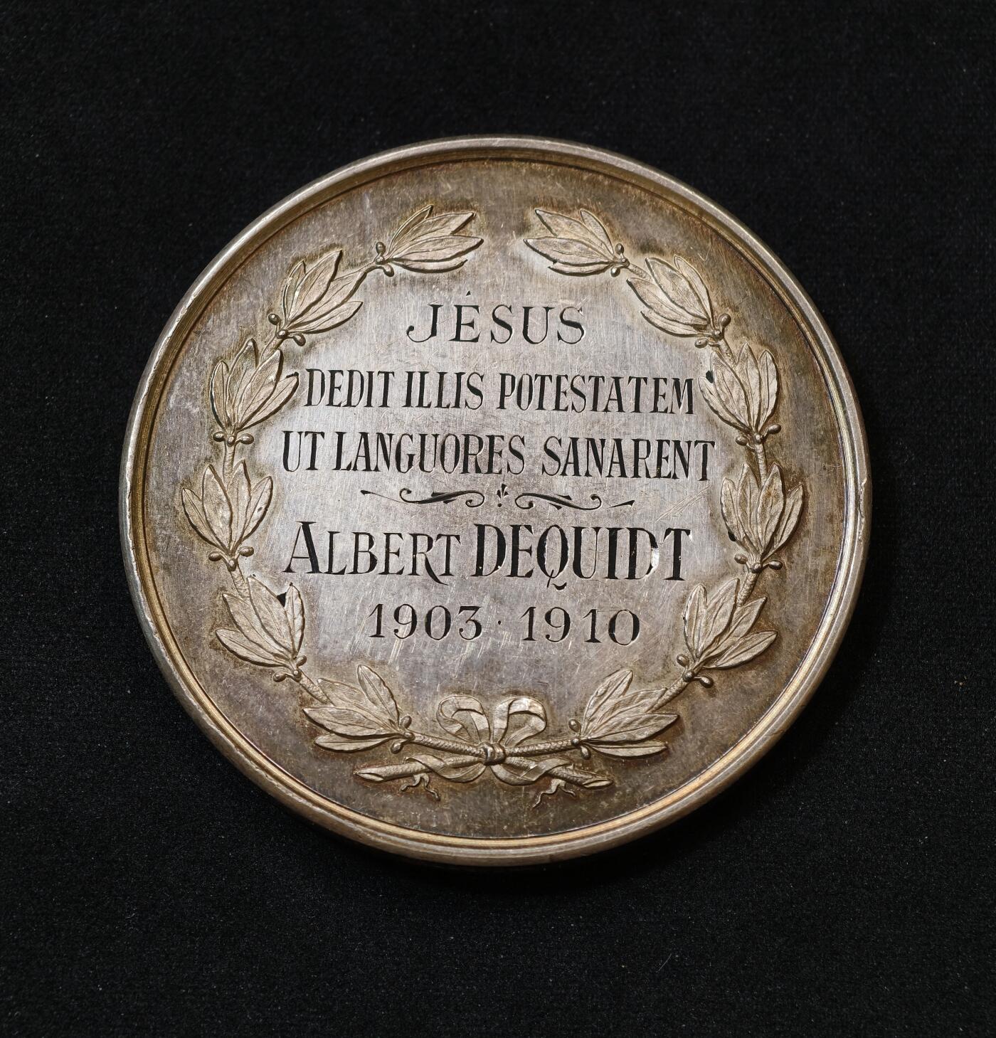 “方寸甄品”甄品场，甄臻铺-世界币章拍卖（第57期，直播拍卖），送拍享返佣金等优惠多多 法国1903-1910年阿尔伯特·德奎德特（Albert Dequidt）银质纪念章，重66克，直径50.3毫米，带漂亮红色皮盒不确定是不是原配。