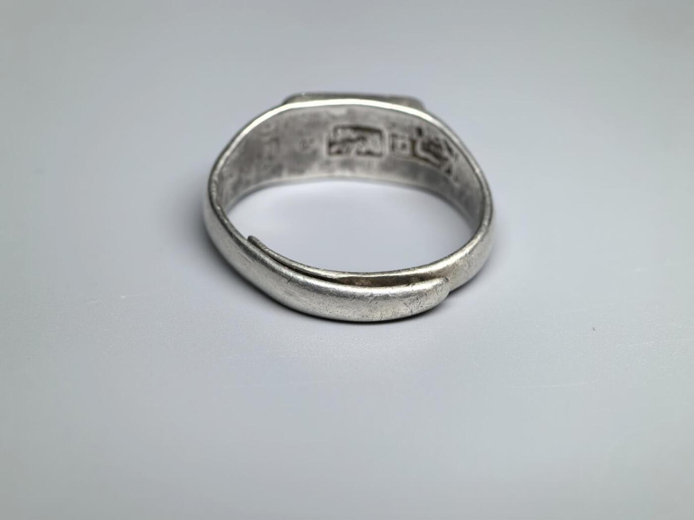 小驴勋章奖章收藏3月28日周六晚六点拍卖（珍爱和平，收藏战争，铭记历史，勿忘国耻，忠党爱国。有偿代拍，送拍规则在简介最后，参拍须阅读规则后再参拍，关系到运费包装发货时效真假辨别等关键信息，拍卖时不再发原图，看大图店主微信码在拍卖店铺介绍里） 民国戒指 内戳是天津银楼 天增和 足纹 ，银质