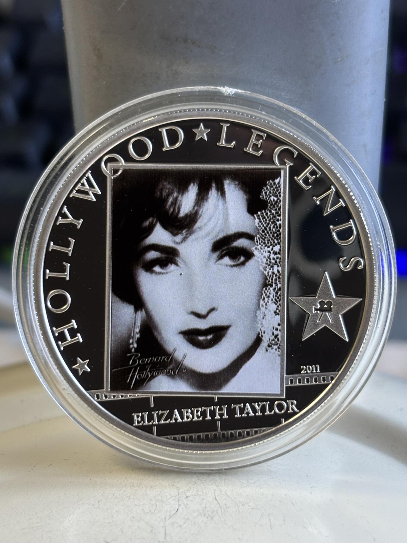 第195期拍卖 库克2011年好莱坞明星第二组伊丽莎白·泰勒精制彩色纪念银币，25克，925银，发行量2500枚