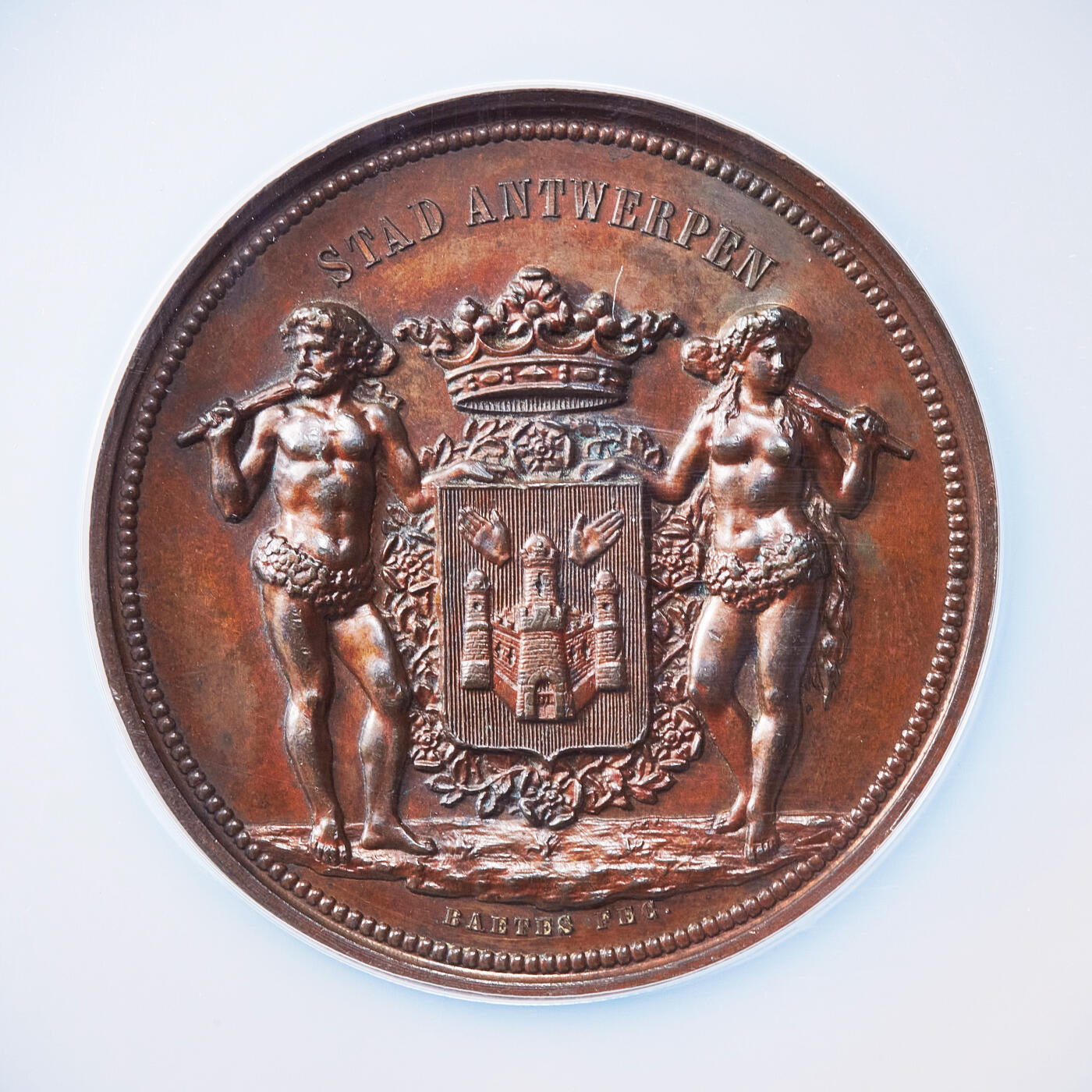 【俄甄集藏】2026年(050)04-01星期三 晚 19:30 全场包邮 比利时1896年安特卫普雕塑艺术竞赛罗马艺术奖大铜章，NGC MS62，高浮雕，巧克力包浆，雕刻名家贝特斯作品，直径：56mm，授予新古典注意雕塑家奥古斯特·斯特克