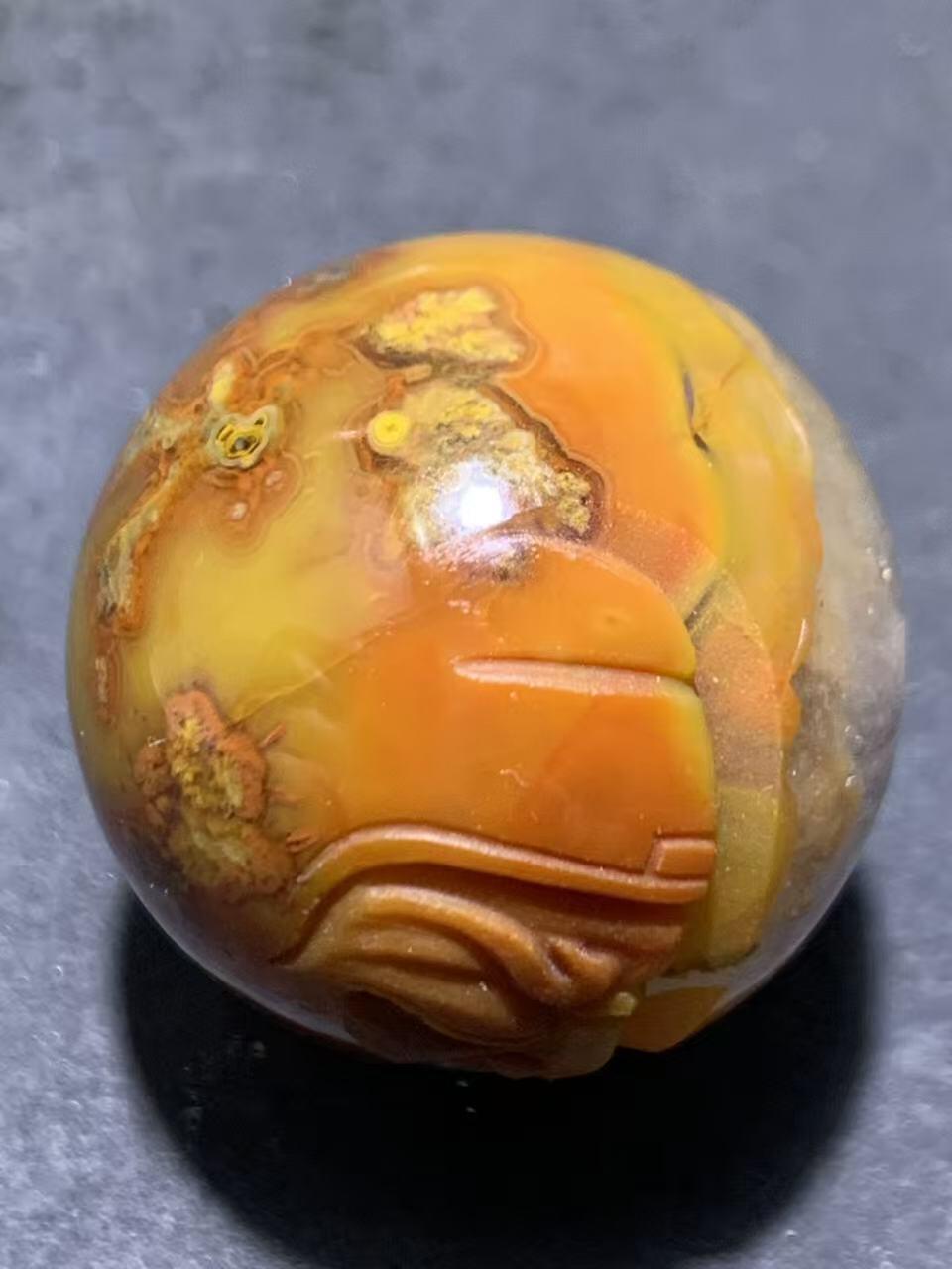 精美冰飘亚光草花纹战国红玛瑙手工俏色巧雕武财神忠义关二爷圆珠一颗！