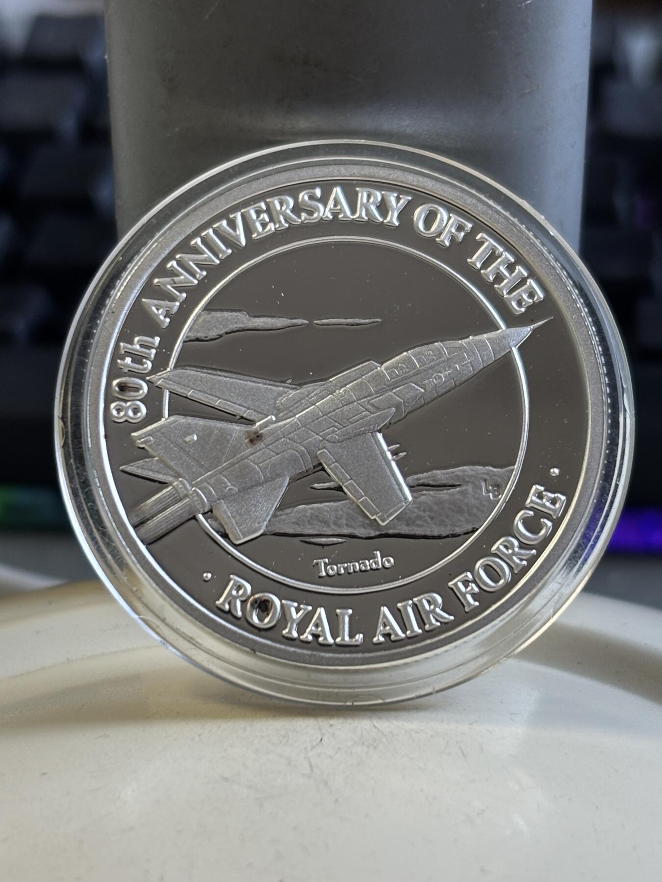 第195期拍卖 特克斯和凯科斯1998年皇家空军之战斗机28.28克纪念银币，999银，38.61毫米，有黑点