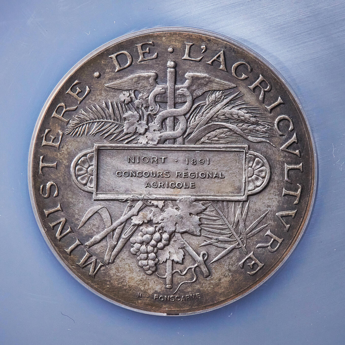 【俄甄集藏】2026年(050)04-01星期三 晚 19:30 全场包邮 法国1891年天使双翼弗吉尼亚帽玛丽安娜头像纪念尼奥尔地区农业竞赛大银章，NGC UNCD，直径：51mm，高浮雕，设计精美，五彩包浆，雕刻家亨利-奥古斯特·蓬斯卡姆作品，重65克