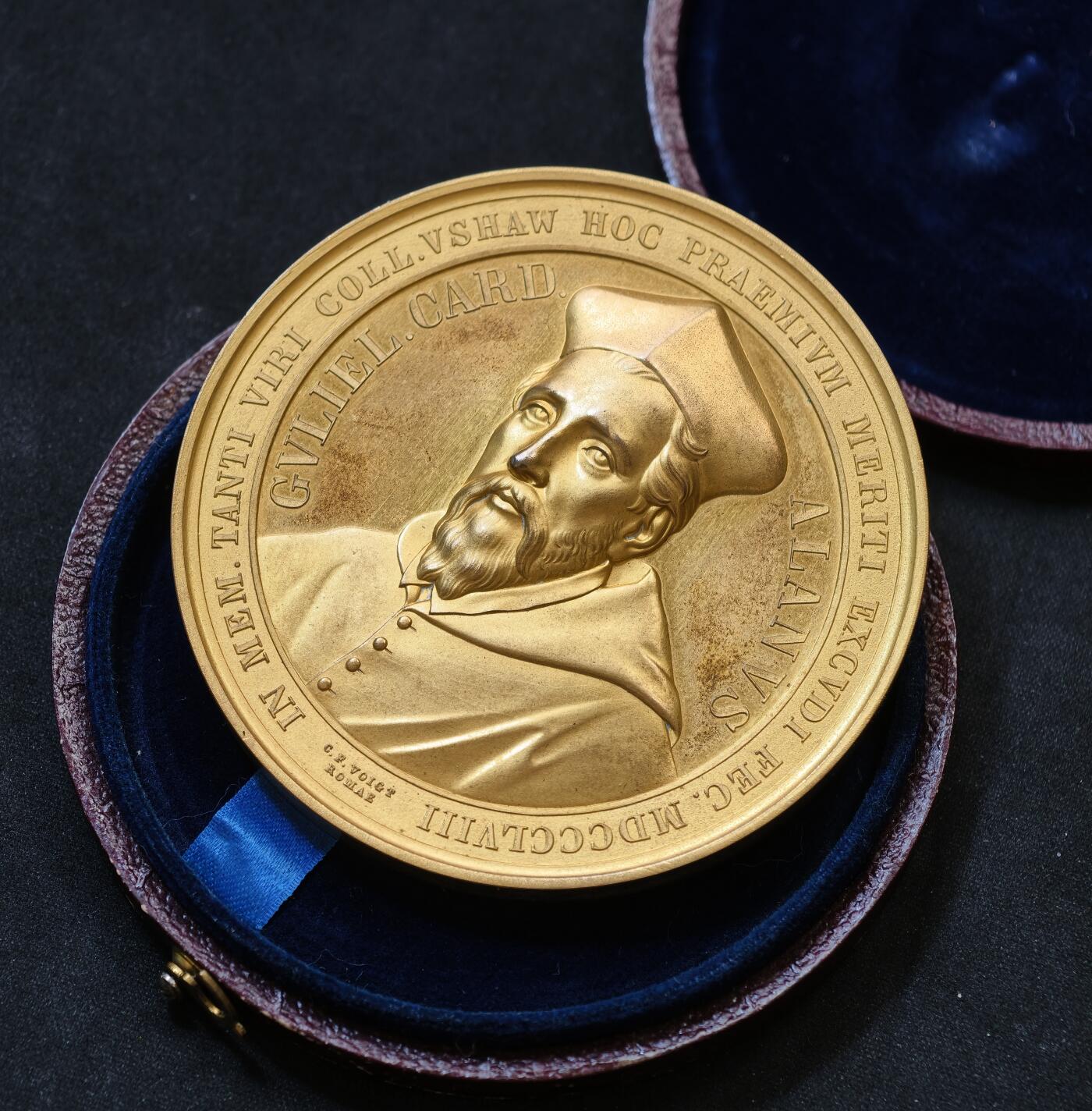 “方寸甄品”甄品场，甄臻铺-世界币章拍卖（第57期，直播拍卖），送拍享返佣金等优惠多多 1897年梵蒂冈教皇国利奥十三世封圣纪念镀金铜章，直径66.3毫米，重133克，正面刻有教皇利奥十三世头像，背面是圣巴尔纳巴教堂场景，环绕拉丁文铭文。由C.F.Voigt罗马制作，镀金工艺精美肥厚，几乎保持出厂状态