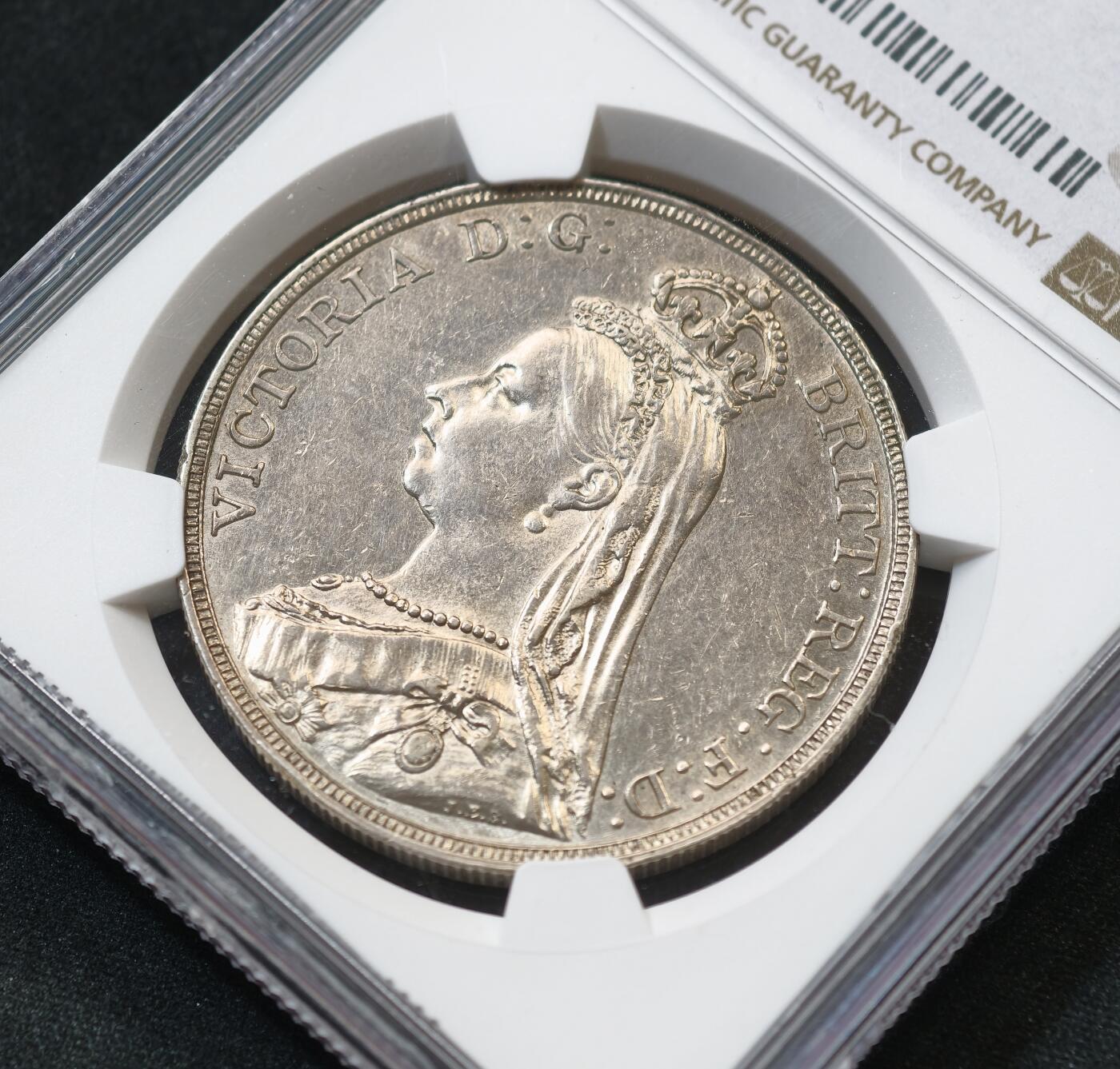 “方寸甄品”甄品场，甄臻铺-世界币章拍卖（第57期，直播拍卖），送拍享返佣金等优惠多多 NGC-AUD 1889年英国维多利亚高冠克朗银币，仅背面清洗
