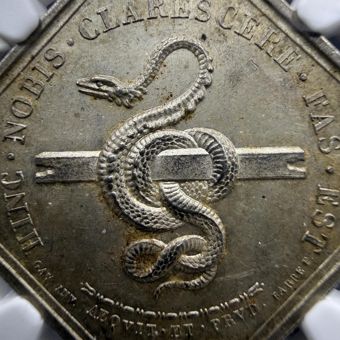 「木头集藏」“春启藏心”——章牌精品专场 BARRE F.～法国特雷武公证人八角银章，MS 63 ，直径：32 mm，正面拉丁语：HINC NOBIS CLARESCERE FAS EST，译为：由此，我们得以明晰事理；背面NOTAIRES DE L'ARRONDISSEMENT DE TREVOUX，译为：特鲁瓦区公证人协会；绶带铭文FIDES IN PACTIS：诚信于契约，品相不错。