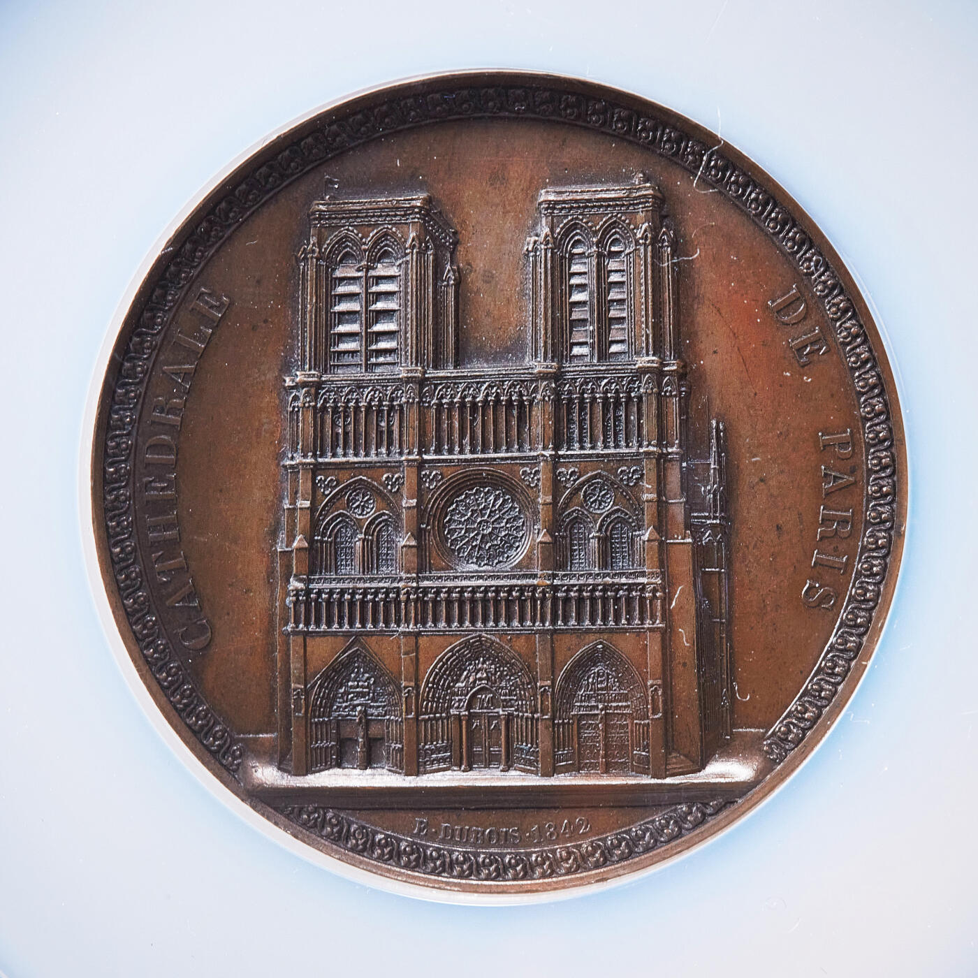 【俄甄集藏】2026年(050)04-01星期三 晚 19:30 全场包邮 法国1842年巴黎圣母院教堂纪念大铜章，NGC MS64，展示了巴黎圣母院正面与剖面的哥特式建筑风格，巧克力包浆，设计精美，稀有品种
