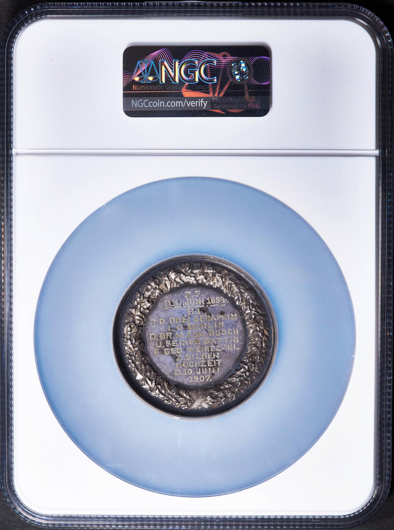 【俄甄集藏】2026年(050)04-01星期三 晚 19:30 全场包邮 德国普鲁士1907年威廉一世与奥古斯塔王后头像柏林炽天使共济会分会银婚大银章，NGC MS62，高浮雕，酱彩老包浆，赠与布希及其妻子魏厄察尔，名家Loos作品，经典品种，直径：51mm