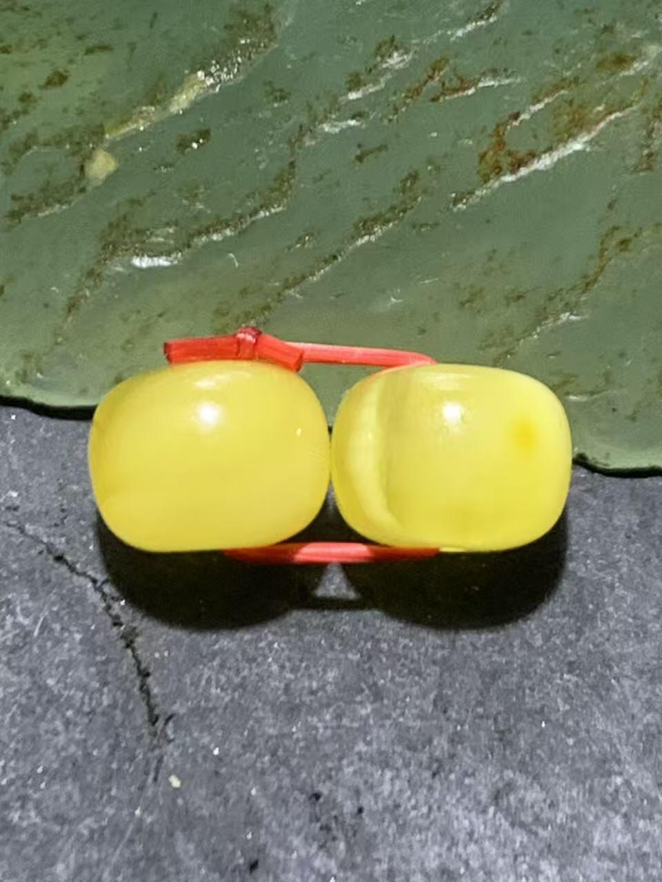 天然乌克兰原矿蜜蜡老形桶珠腰珠两颗，