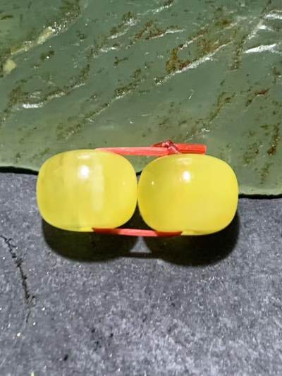 天然乌克兰原矿蜜蜡老形桶珠腰珠两颗， - 天然乌克兰原矿蜜蜡老形桶珠腰珠两颗，