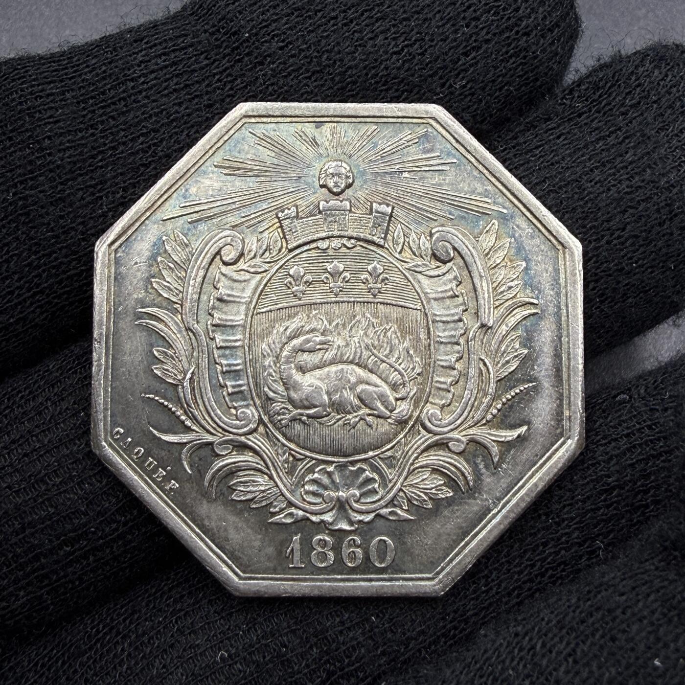 「木头集藏」“春启藏心”——章牌精品专场 CAQUE F.～法国勒阿弗尔海上保险公司八角银章，直径：35.5 mm，19.1 g，边铭：丰饶角 ARGENT，正面刻画勒阿弗尔市火蝾螈城市盾徽，背面是刻有经纬线的地球，标注L'ÉQUATEUR（赤道），象征公司的全球航运保险业务，法语：“勒阿弗尔海上保险公司”。刻画细致，比较少见。