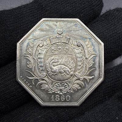 「木头集藏」“春启藏心”——章牌精品专场 - CAQUE F.～法国勒阿弗尔海上保险公司八角银章，直径：35.5 mm，19.1 g，边铭：丰饶角 ARGENT，正面刻画勒阿弗尔市火蝾螈城市盾徽，背面是刻有经纬线的地球，标注L'ÉQUATEUR（赤道），象征公司的全球航运保险业务，法语：“勒阿弗尔海上保险公司”。刻画细致，比较少见。