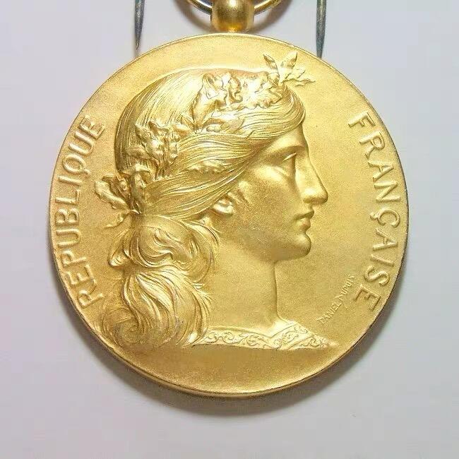 【银】法国1900年前后 女神头像高浮雕精制镀金大银章 带绶带 40MM 40克