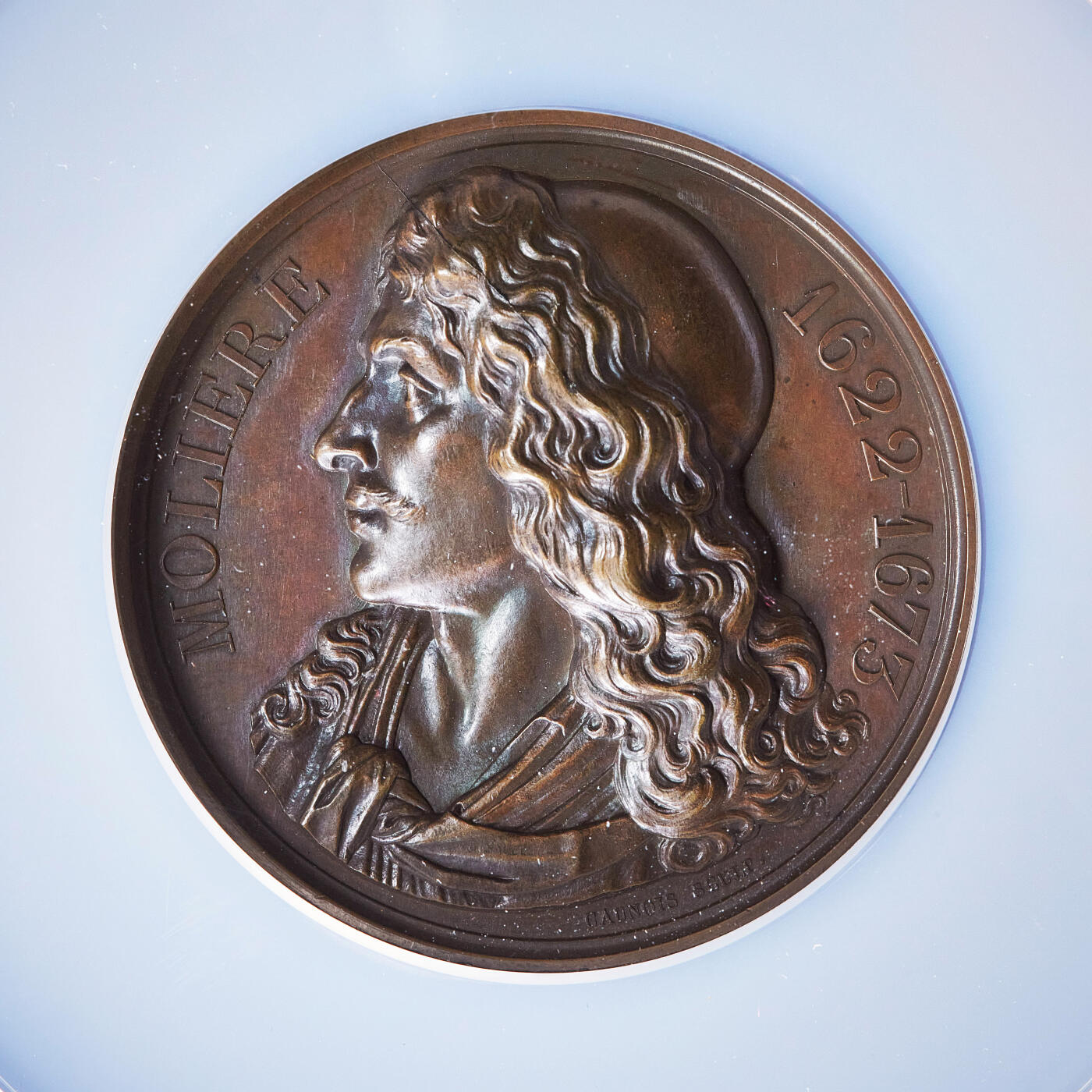 【俄甄集藏】2026年(050)04-01星期三 晚 19:30 全场包邮 法国1844年纪念戏剧作家莫里哀雕像喷泉建成大铜章，NGC MS64，高浮雕，巧克力包浆，雕刻家卡克作品，直径57mm，原铸船首铭