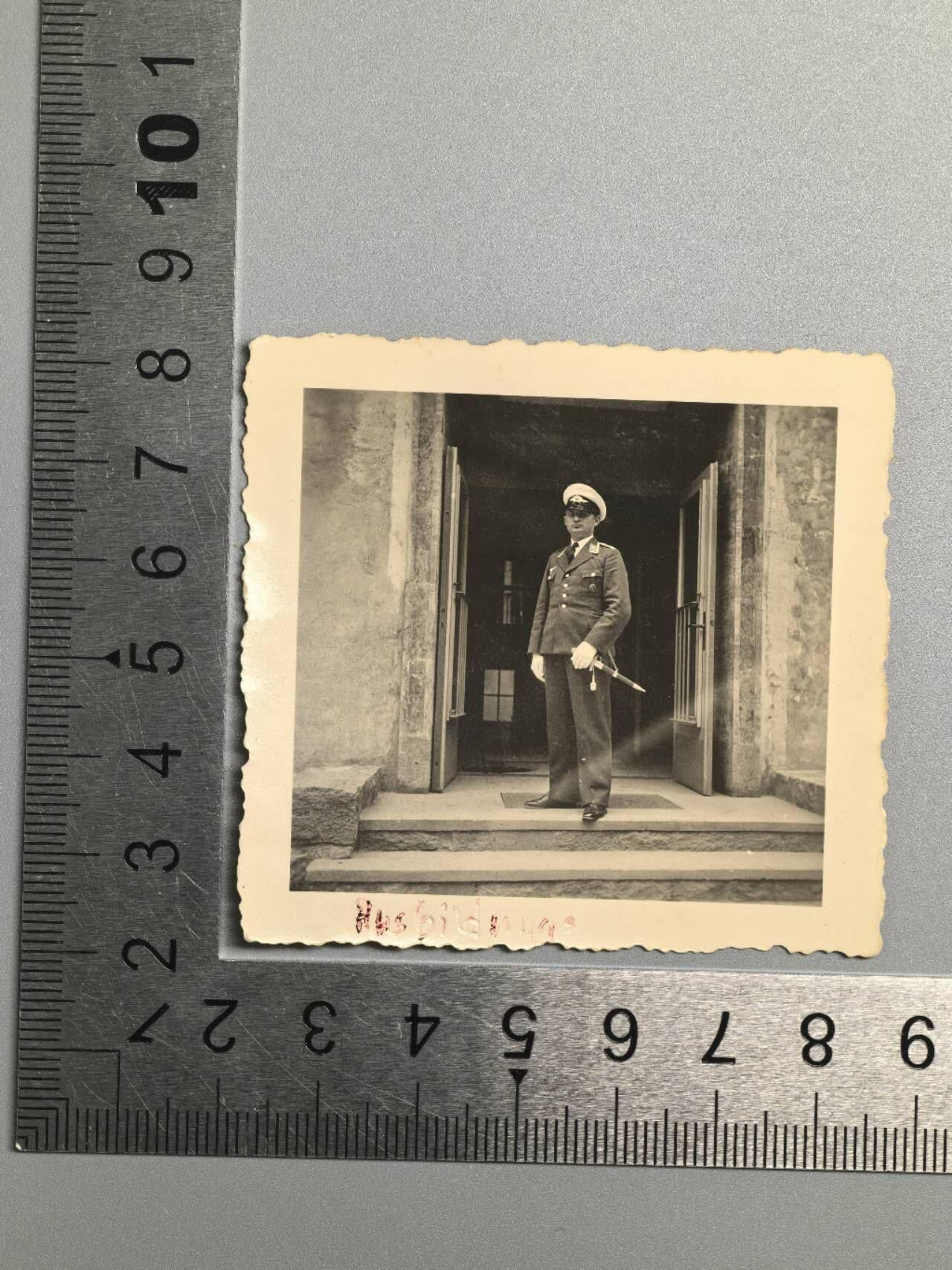 小驴勋章奖章收藏3月28日周六晚六点拍卖（珍爱和平，收藏战争，铭记历史，勿忘国耻，忠党爱国。有偿代拍，送拍规则在简介最后，参拍须阅读规则后再参拍，关系到运费包装发货时效真假辨别等关键信息，拍卖时不再发原图，看大图店主微信码在拍卖店铺介绍里） 得三空军佩剑军装照