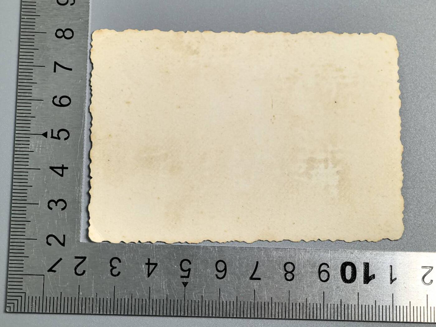 小驴勋章奖章收藏3月28日周六晚六点拍卖（珍爱和平，收藏战争，铭记历史，勿忘国耻，忠党爱国。有偿代拍，送拍规则在简介最后，参拍须阅读规则后再参拍，关系到运费包装发货时效真假辨别等关键信息，拍卖时不再发原图，看大图店主微信码在拍卖店铺介绍里） 得三士兵雪地照片，地上有两挺机枪（MG34?)