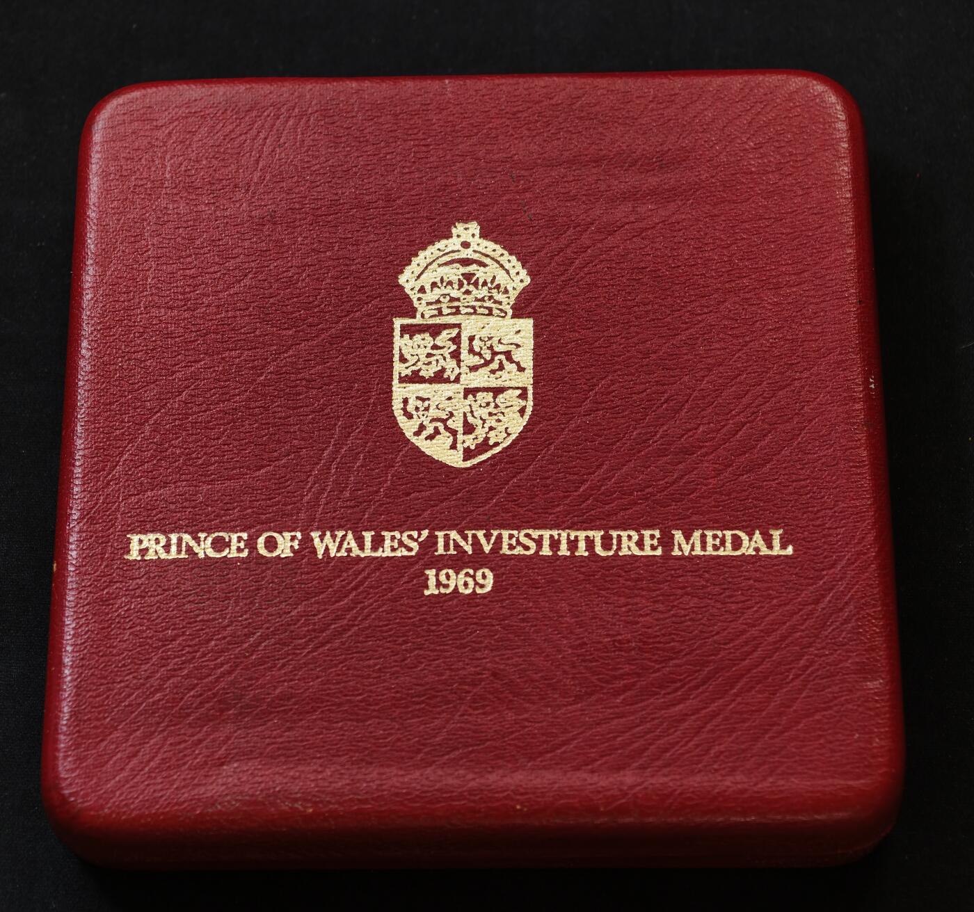 “方寸甄品”甄品场，甄臻铺-世界币章拍卖（第57期，直播拍卖），送拍享返佣金等优惠多多 1969年英国威尔士亲王加冕银质纪念章，直径57毫米，重97.172克，925银标记，带原装盒。正面是威尔士亲王查尔斯头像，背面是威尔士龙