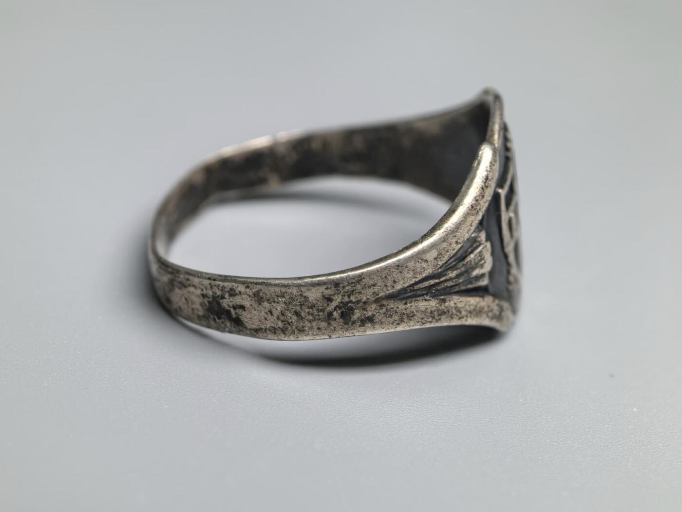 小驴勋章奖章收藏3月28日周六晚六点拍卖（珍爱和平，收藏战争，铭记历史，勿忘国耻，忠党爱国。有偿代拍，送拍规则在简介最后，参拍须阅读规则后再参拍，关系到运费包装发货时效真假辨别等关键信息，拍卖时不再发原图，看大图店主微信码在拍卖店铺介绍里） 丹麦青少年志愿服务联盟戒指，内打标，戒圈有点变形，联盟1902年成立，带个戒指盒子