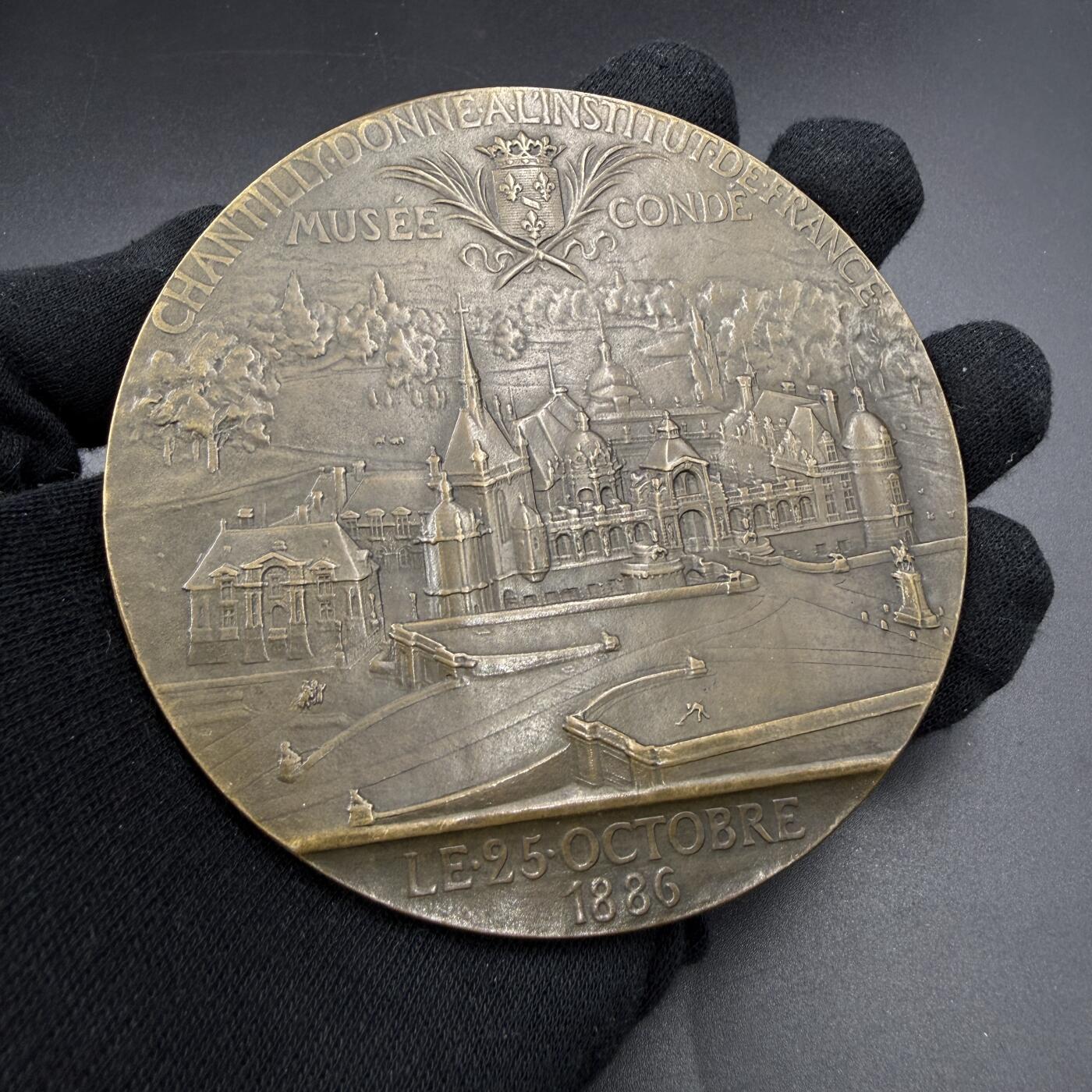 「木头集藏」“春启藏心”——章牌精品专场 J.C.Chaplain～1886年纪念奥尔良公爵 将尚蒂伊城堡 捐赠予法兰西学会孔代博物馆 大尺寸浇筑纪念铜章，直径：100 mm，283.1 g，名家少见作品，大尺寸浇铸非常难得，