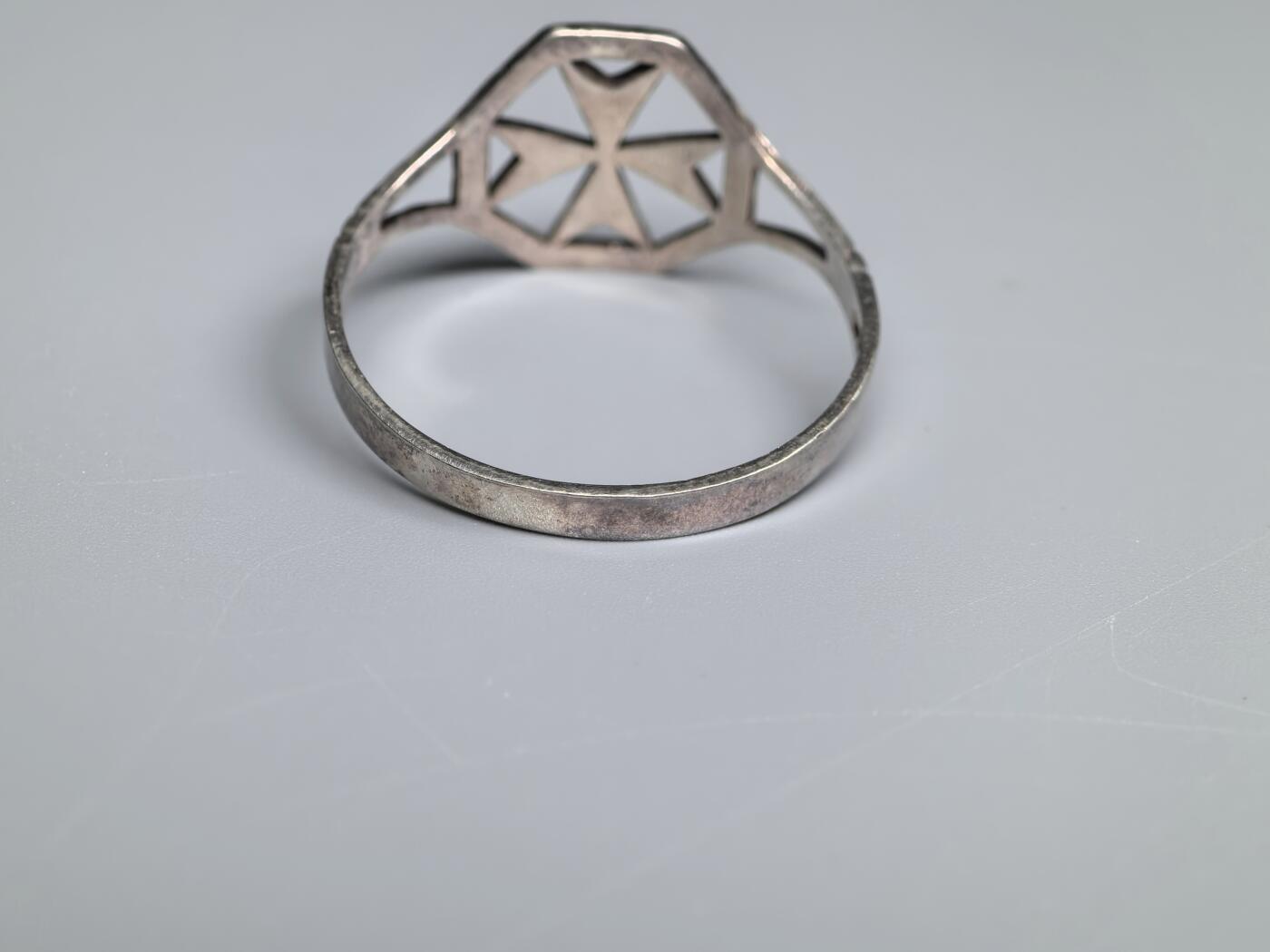 小驴勋章奖章收藏3月28日周六晚六点拍卖（珍爱和平，收藏战争，铭记历史，勿忘国耻，忠党爱国。有偿代拍，送拍规则在简介最后，参拍须阅读规则后再参拍，关系到运费包装发货时效真假辨别等关键信息，拍卖时不再发原图，看大图店主微信码在拍卖店铺介绍里） 马耳他骑士团戒指，内打银标