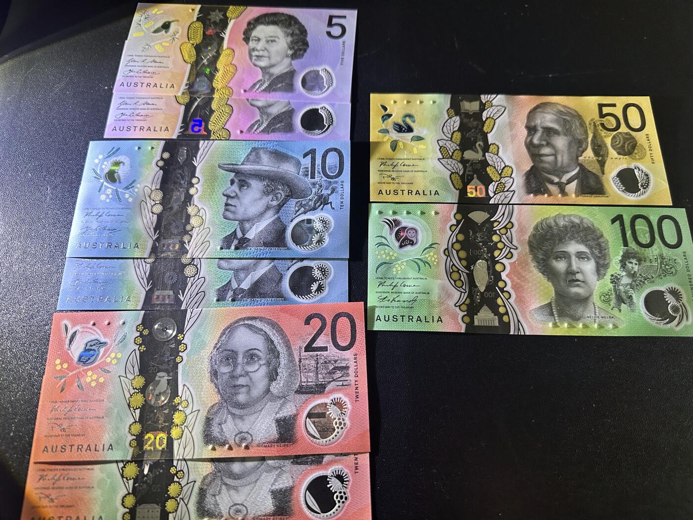《外钞收藏家》第六百二十一期（精选场）（长期征集拍品、欢迎藏友们联系合作） 澳大利亚最新版5-100澳元（5、10、20分别有两张）8张一起 全新全新UNC