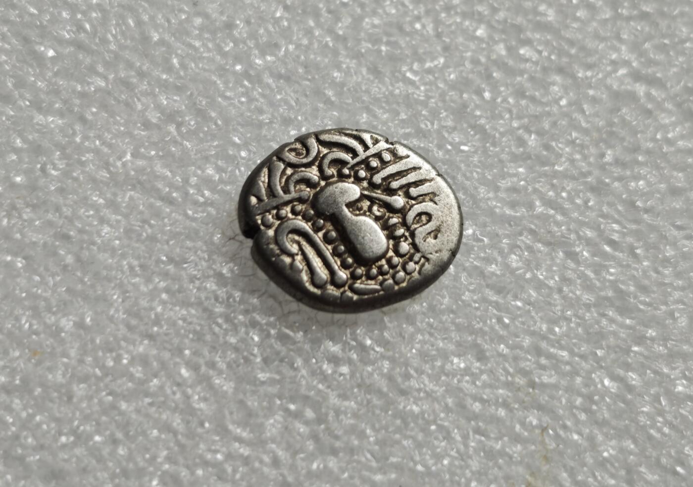 瓶子🏺第234期拍卖会  公元4–6世纪嚈哒王朝（又称“白匈奴”）的打制银币，是丝绸之路中亚段的重要货币类型，融合了贵霜、萨珊与游牧民族的文化特征 简化国王头像，呈现典型的“扁头”特征（嚈哒王族的人工扁头习俗），周围环绕婆罗米文/巴克特里亚文铭文，记录国王名号与宗教箴言，外围饰以连珠纹边框 背面中央为琐罗亚斯德教火坛与侍从图案（源自萨珊波斯钱币），两侧为新月与星点符号，象征祆教信仰与王权