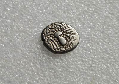 瓶子🏺第234期拍卖会 -  公元4–6世纪嚈哒王朝（又称“白匈奴”）的打制银币，是丝绸之路中亚段的重要货币类型，融合了贵霜、萨珊与游牧民族的文化特征 简化国王头像，呈现典型的“扁头”特征（嚈哒王族的人工扁头习俗），周围环绕婆罗米文/巴克特里亚文铭文，记录国王名号与宗教箴言，外围饰以连珠纹边框 背面中央为琐罗亚斯德教火坛与侍从图案（源自萨珊波斯钱币），两侧为新月与星点符号，象征祆教信仰与王权