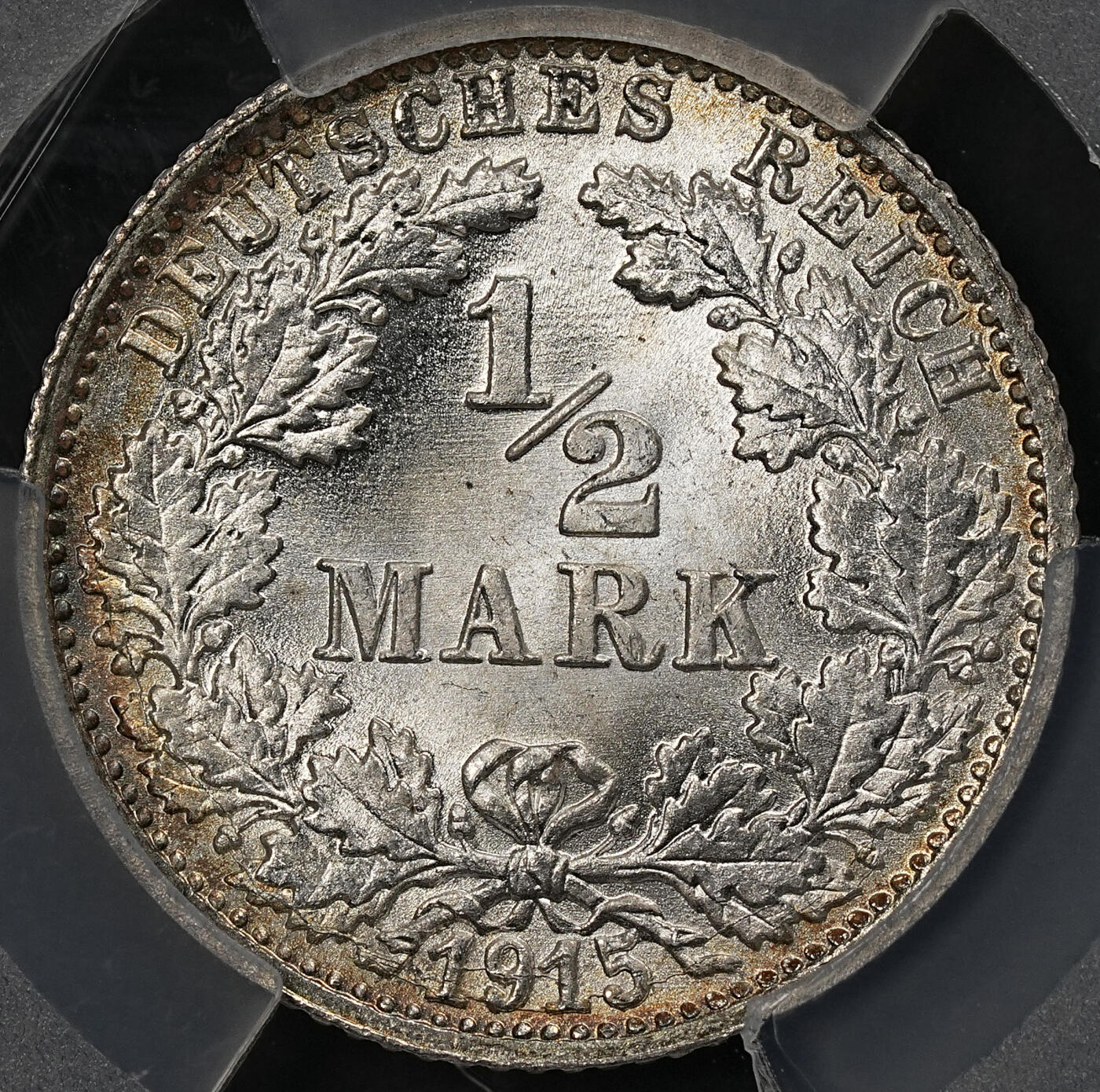 修遠堂世界钱币第109期 PCGS MS66 1915年德国1/2马克银币，F厂铭，同一原卷上一次送评级都是67-68，这次送惨被压分，这枚绝不止66的状态，环彩