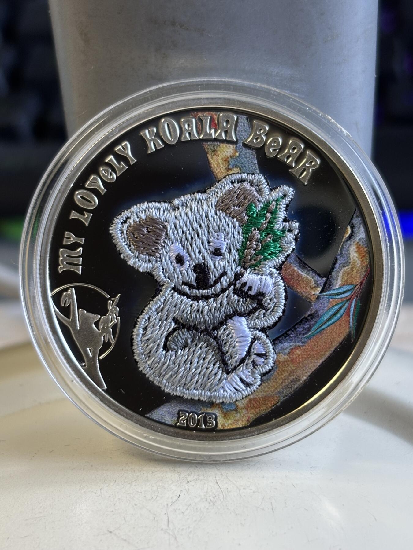 第195期拍卖 帕劳2013年考拉镶嵌实体瑞士刺绣针织纪念银币带证书，925银，25克，发行2013年，有氧化