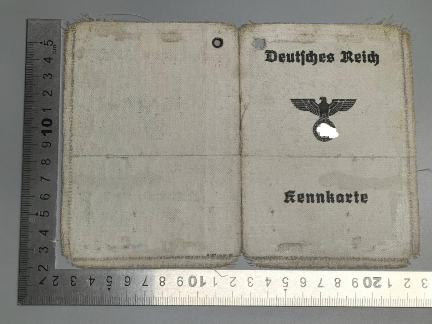 小驴勋章奖章收藏3月28日周六晚六点拍卖（珍爱和平，收藏战争，铭记历史，勿忘国耻，忠党爱国。有偿代拍，送拍规则在简介最后，参拍须阅读规则后再参拍，关系到运费包装发货时效真假辨别等关键信息，拍卖时不再发原图，看大图店主微信码在拍卖店铺介绍里） 身份证件，有点毛边