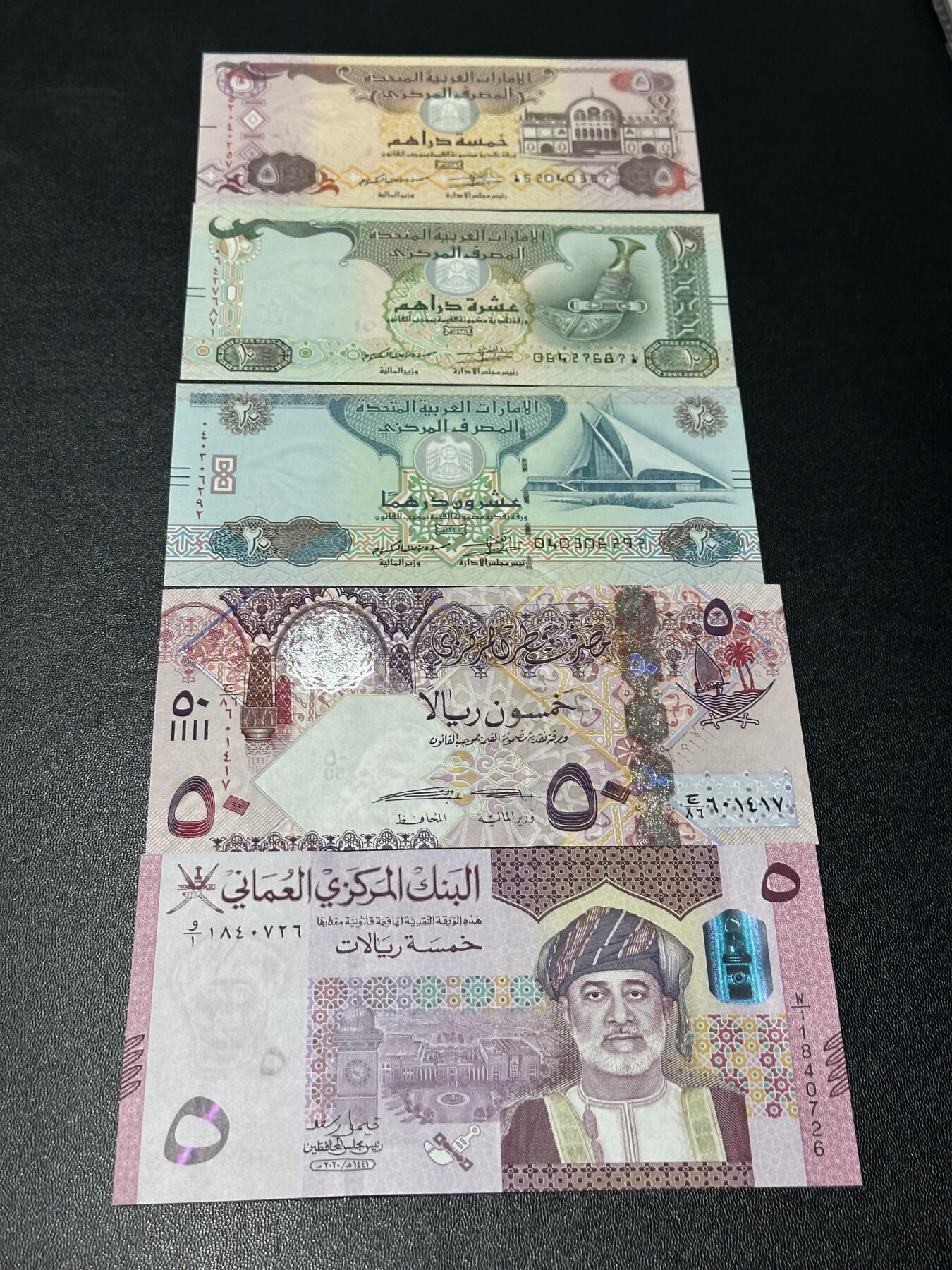 《外钞收藏家》第六百二十一期（精选场）（长期征集拍品、欢迎藏友们联系合作） 阿联酋、卡塔尔和阿曼 五张一起 全新UNC